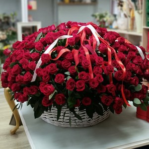 Корзина из красных роз "Важной особе"